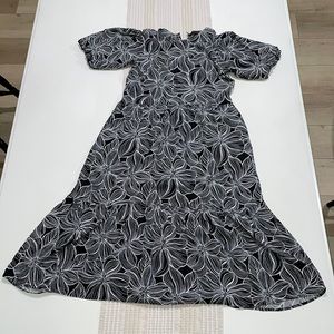DownEast black + white floral print dress. 100% rayon. Like new condition. M.